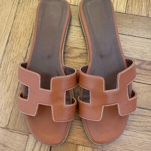 EUC! “H” Brown Slide Sandals
